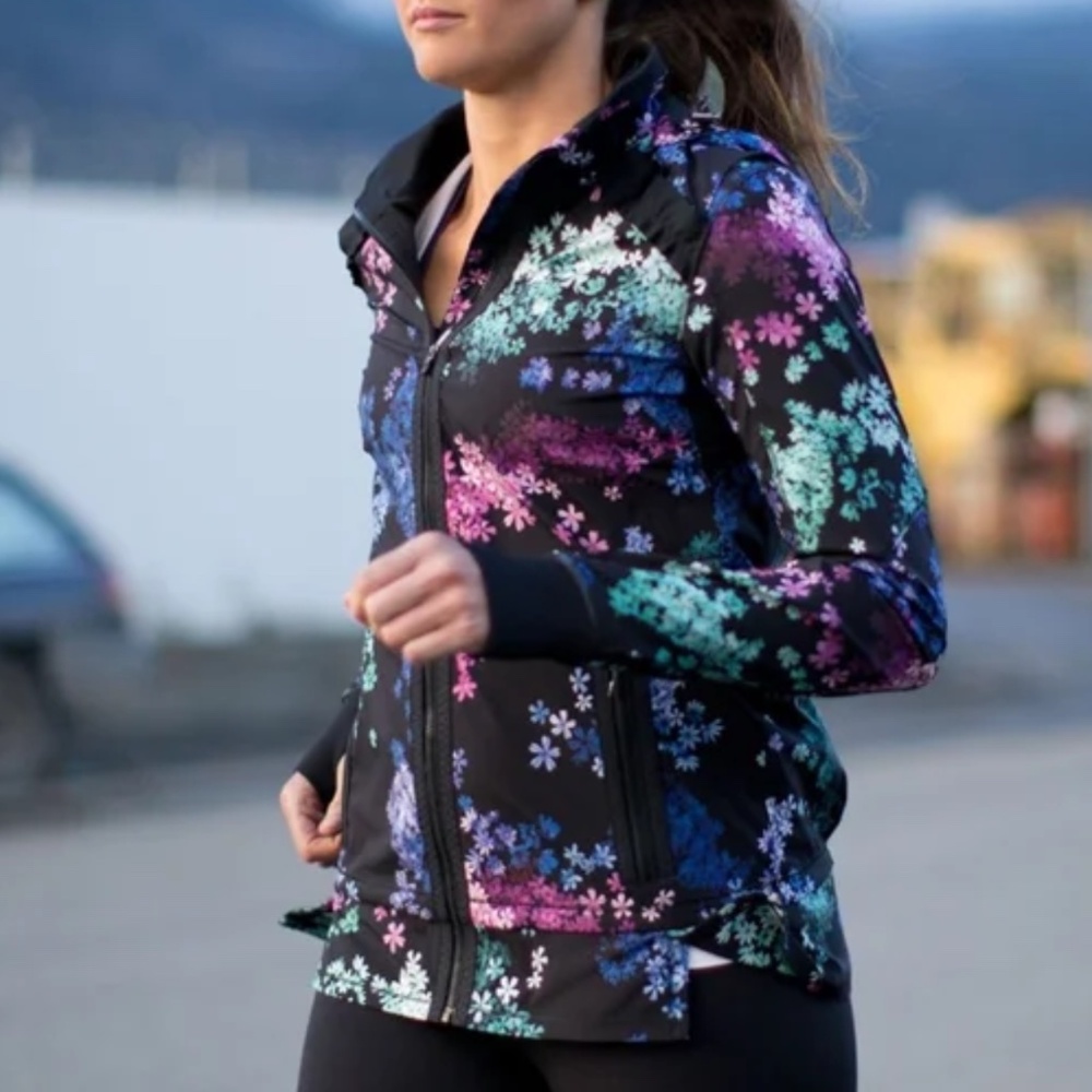 LuLulemon Run Bandit Jacket in Petal Pop Black Multi sz 4 EUC